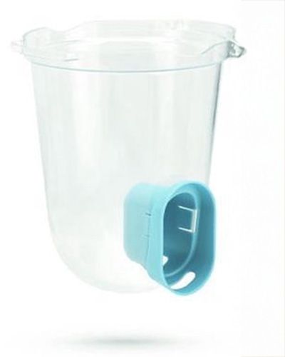 Distributeur transparent pour nourrir les oiseaux du jardin.